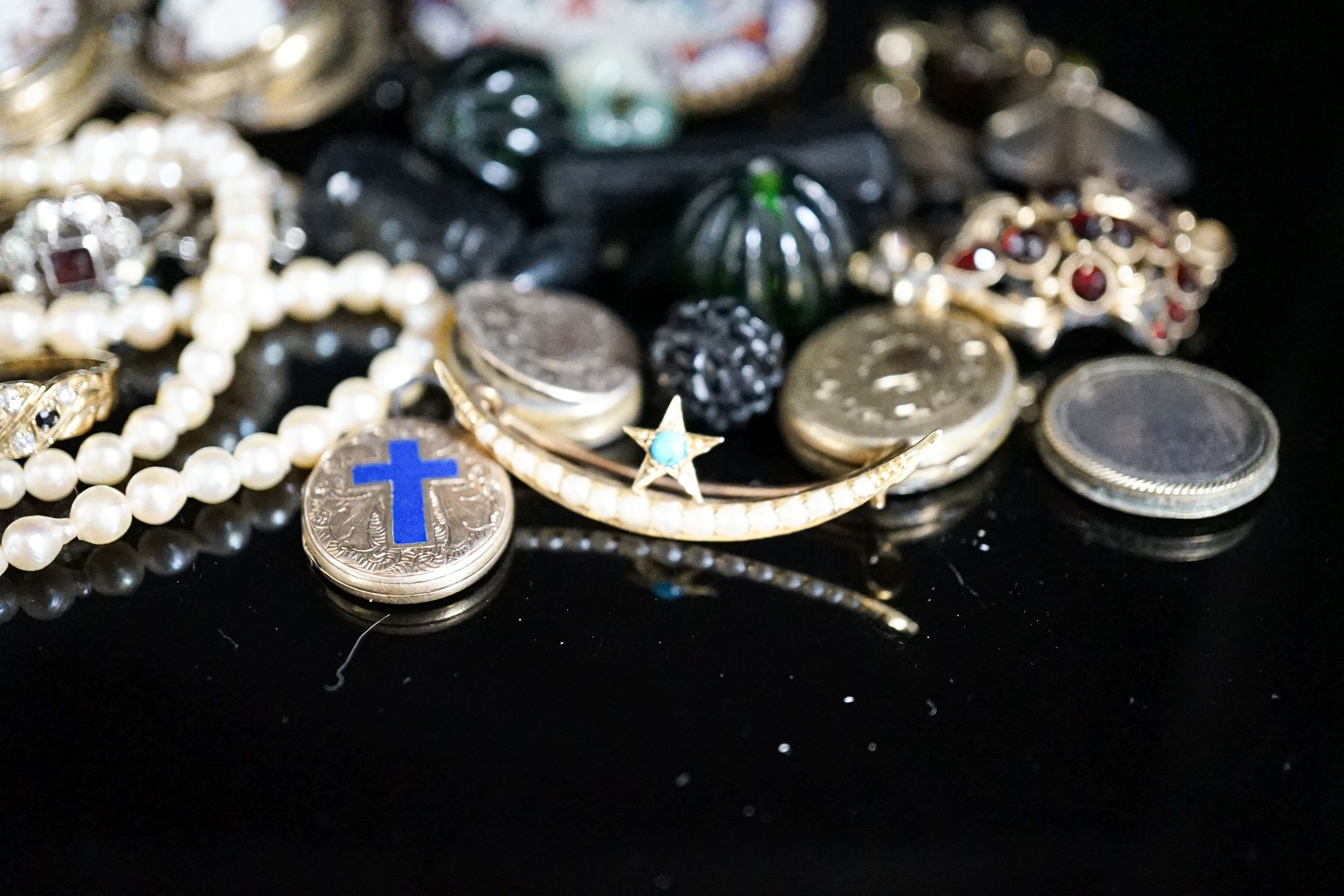 Mixed Victorian and later jewellery, including yellow metal and gem set crescent brooch, double cameo brooch, cultured pearl necklace, a pair of stylish textured 925 earrings, micro mosaic brooch etc.